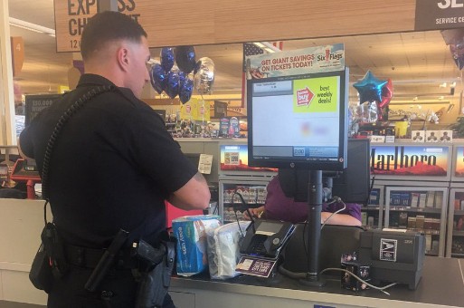 Un policía compró los pañales que una mujer intentó robar para su bebé | Redes