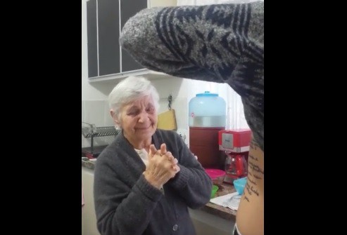La historia del joven que se tatuó la carta de su abuela con Alzheimer | Redes