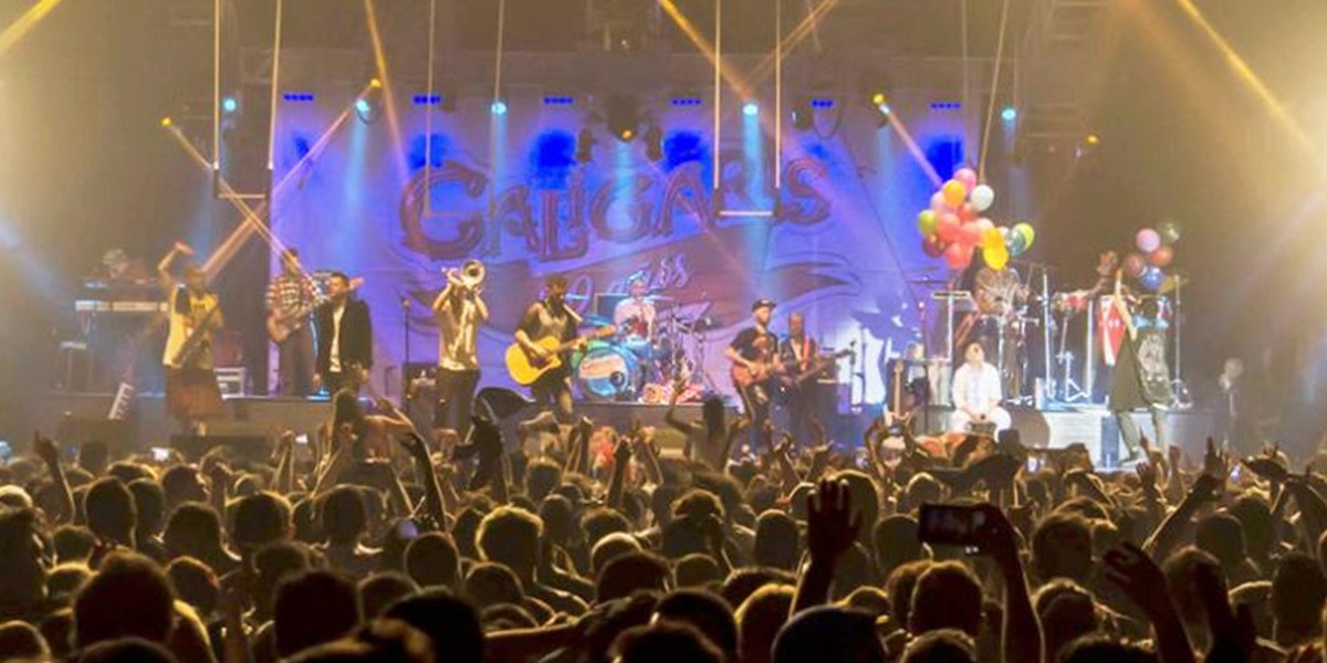 "Me quedé con ganas de invitarte una cerveza": la chica que busca al desconocido con el que bailó en un recital | Redes