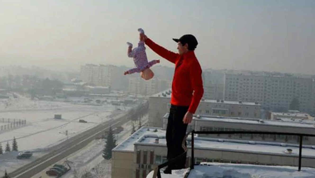 ¿El peor papá del mundo?: sus fotos se volvieron virales y su esposa lo salvó de la cárcel | Redes