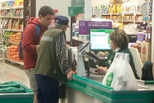 El conmovedor gesto de un chico con un anciano que emocionó a todos en las redes | Redes