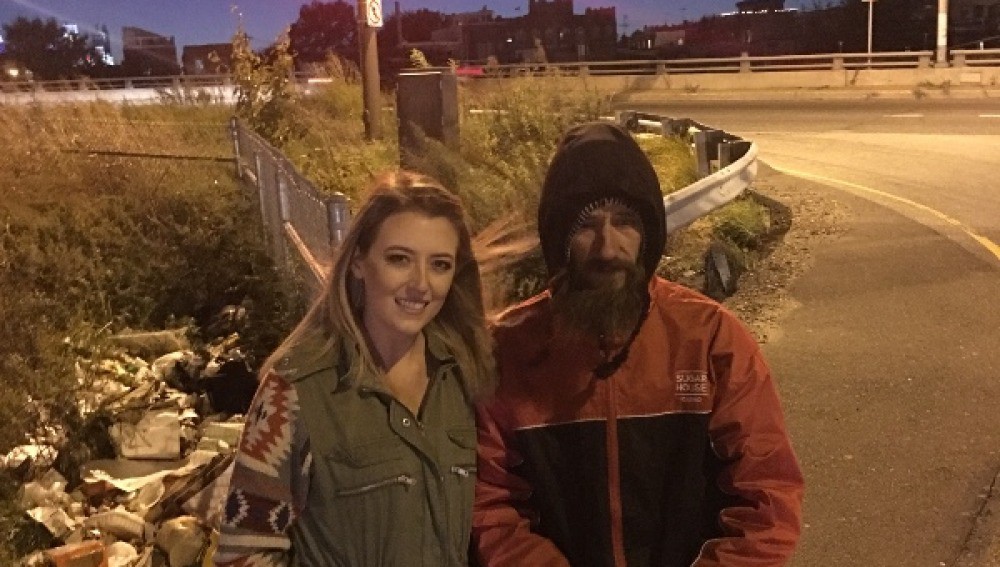 Logró recaudar más de 290 mil dólares para un indigente que la ayudó en la calle | Redes