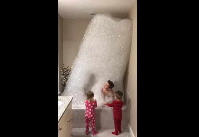 El baño de espuma más grande del mundo: el viral de un padre que quiso sorprender a sus hijos | Redes