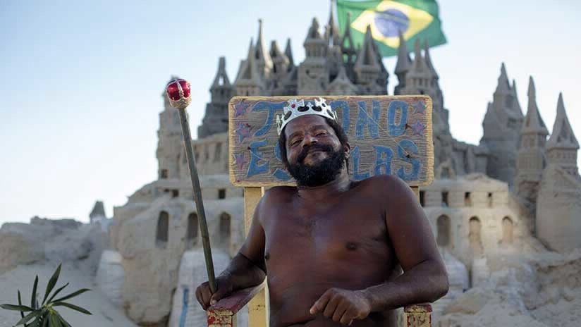 La historia del hombre que vive en un castillo de arena en la playa de Río de Janeiro | Redes