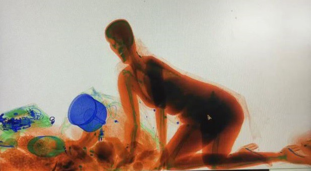 Video: por miedo a que le robaran, se metió en el escáner de valijas | Redes