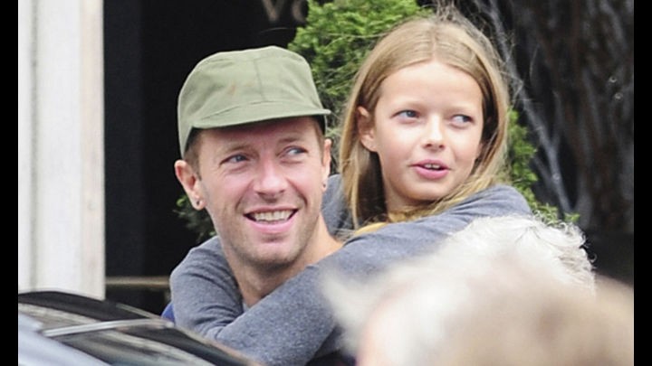 Video viral: La clase de guitarra que Chris Martin le da a su hija Apple | Redes