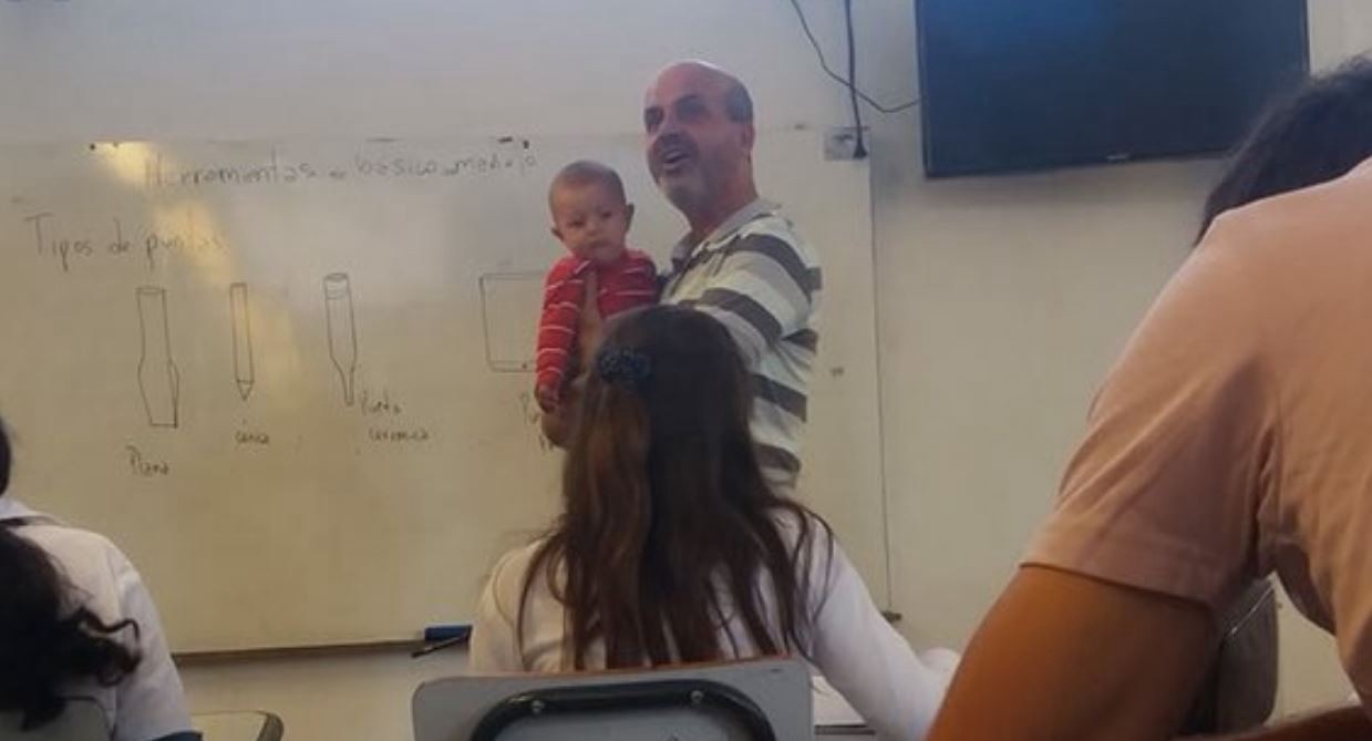 La foto de un profesor cuidando al bebé de su alumna que emociona a Uruguay | Redes