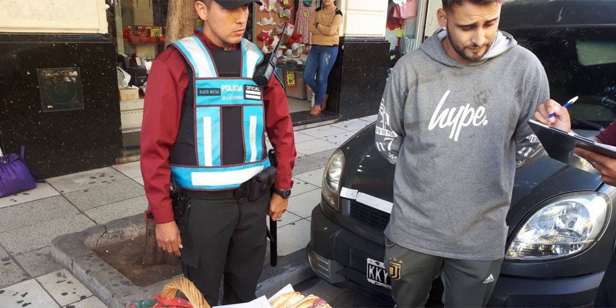 Vendía sandwiches de salame, se los secuestró la policía y la foto se viralizó en las redes | Redes