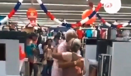 El baile romántico de esta pareja de ancianos entre las góndolas del supermercado | Redes