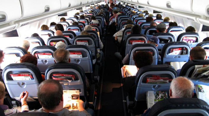 De no creer: un pasajero abrió la puerta de emergencia del avión porque tenía calor | Redes