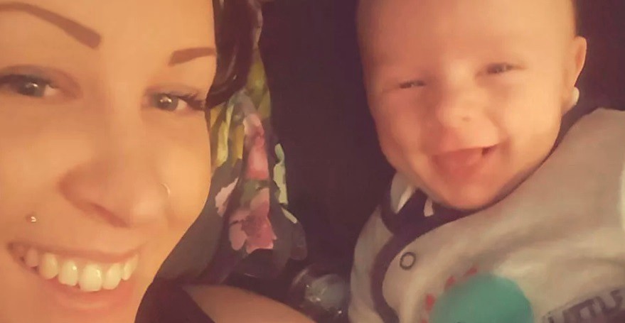 Se sacó una selfie y la pierna de su bebé la transformó en viral | Redes