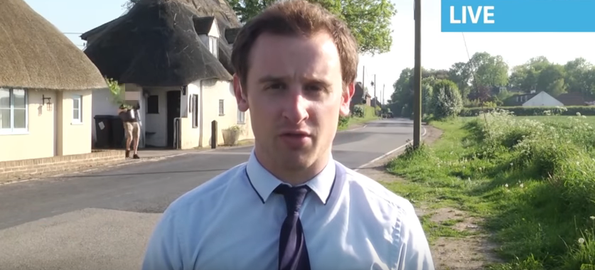 Un hombre huyó con una planta de marihuana en las manos mientras salía en vivo por la televisión | Redes