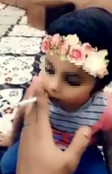 Indignante video: le enseña a fumar a su hija de tres años | Redes