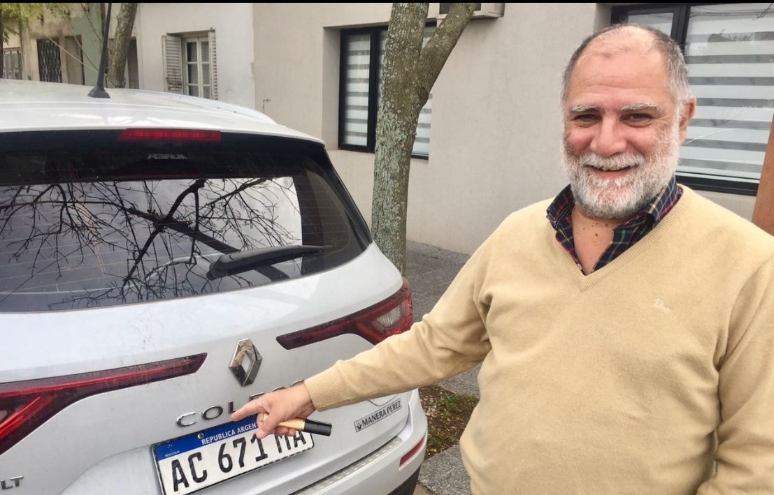 La grieta al palo: el hombre que cambio la K por la C en la patente de su camioneta | Redes