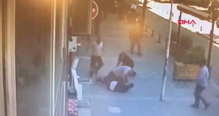 Fuerte video: un peatón noqueó de un cabezazo a un hombre que agredía a su expareja en plena calle | Redes