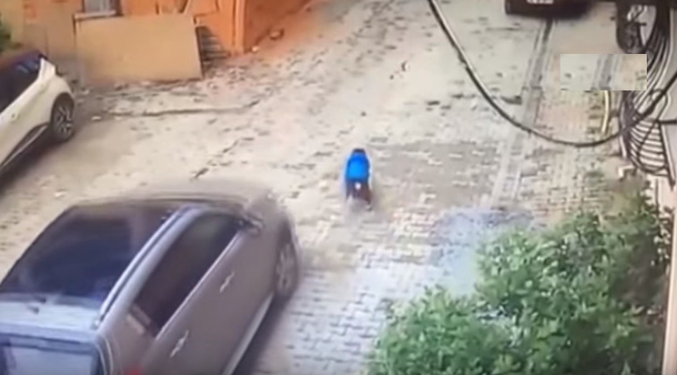 Video impactante: mujer le pasó por arriba con el auto a su hijo de 3 años, quien salió ileso | Redes