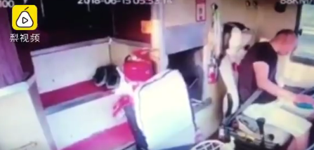 Video: un pasajero evitó una tragedia cuando el chofer de un colectivo sufrió un derrame cerebral | Redes