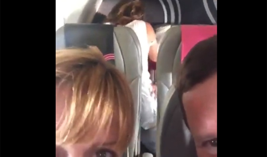 Tuvieron sexo en un avión con pasajeros y los escracharon en las redes | Redes
