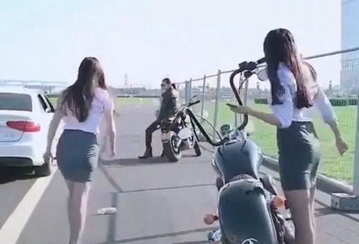 ¿Realidad o truco de video?: la increíble puntería de esta chica al patear una botella de plástico | Redes