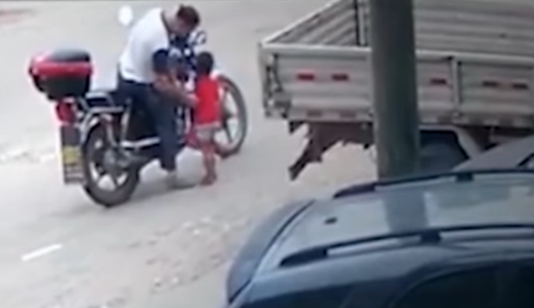 Video: un hombre secuestró a una nena en la calle ofreciéndole golosinas | Redes