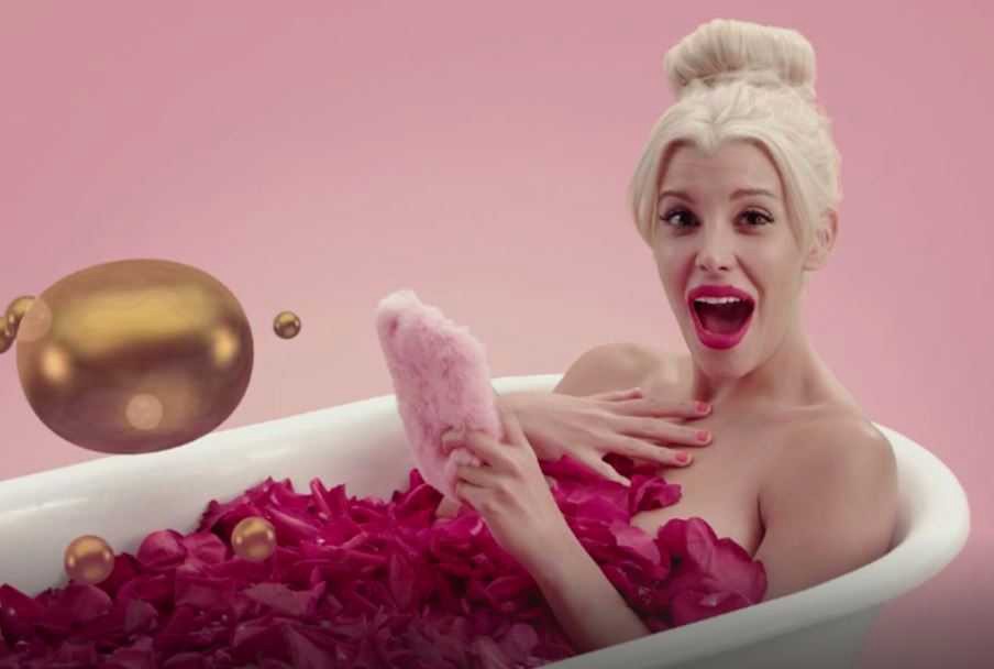 10 cosas que quizás no notaste del video de la canción ‘Charlotte, Champangne, Choripán’ | MTV News