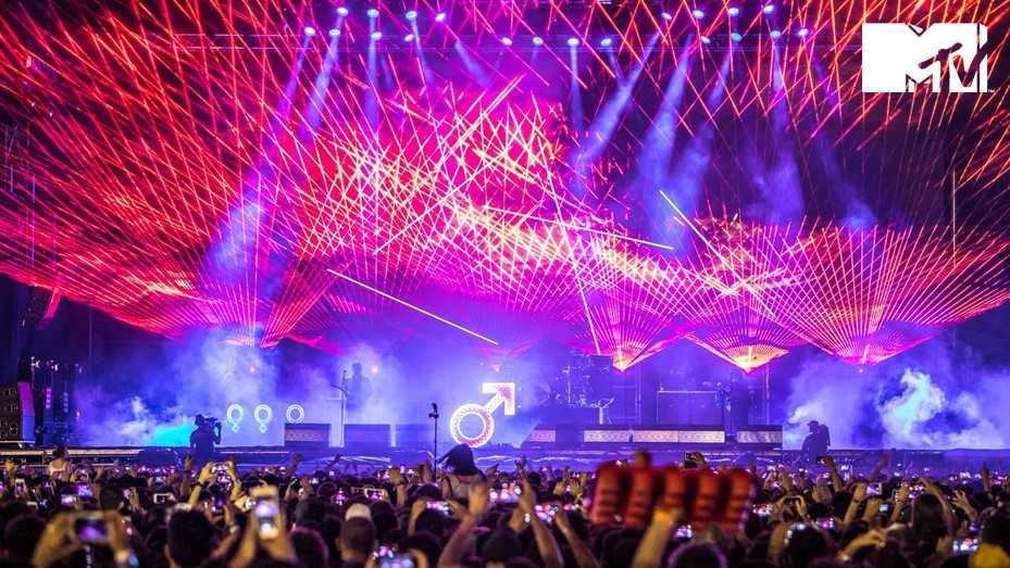 Un impostor subió al escenario a tocar la batería con The Killers | MTV News