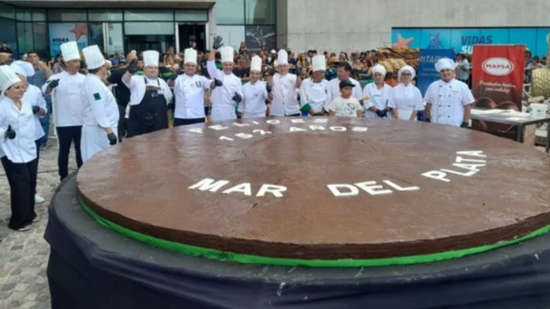 El alfajor gigante en Mar del Plata pesó más de 700 kilos: van por el récord Guinness | Actualidad