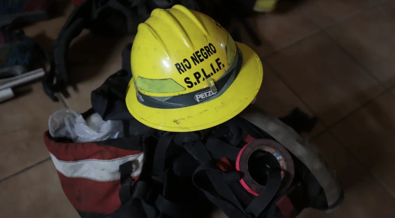 Alarma en Bariloche: bomberos luchan contra un incendio cerca de un sanatorio | Actualidad