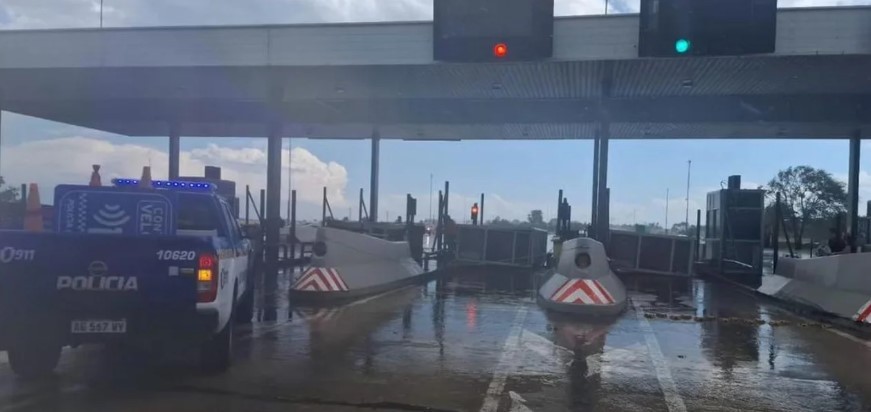 Temporal trágico en Córdoba: murió un trabajador del peaje al desprenderse una cabina | Actualidad