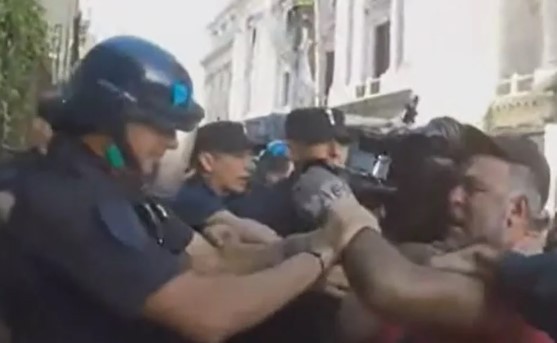 Agresión al camarógrafo en el Congreso: analizan sancionar a varios jefes de la PFA | Política