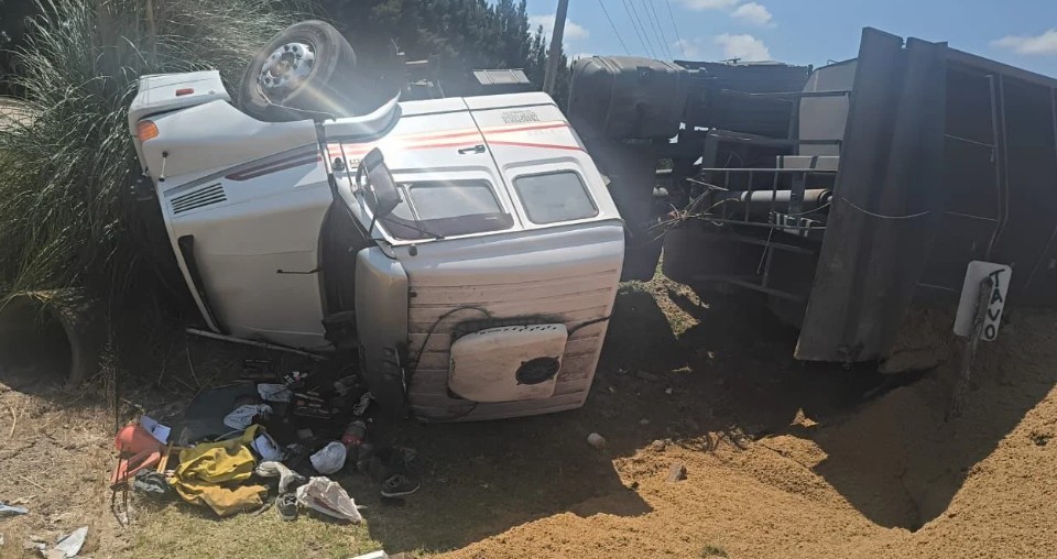 Despiste y vuelco de un camión en la Ruta 2 | Actualidad