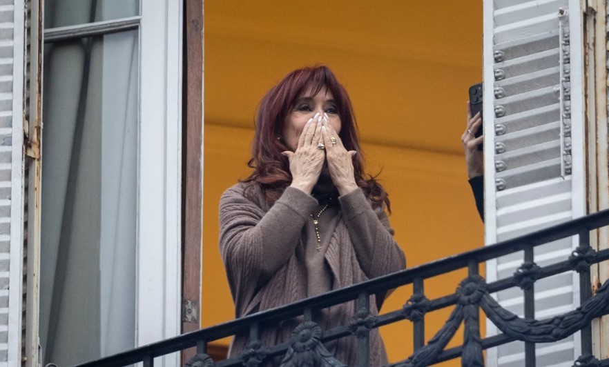 Nuevo parte médico: Cristina Kirchner seguirá internada por el cuadro íleo postoperatorio | Política