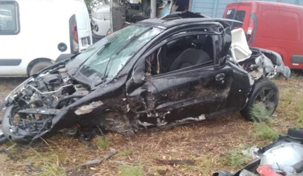 La Plata: escapaba de la Policía y murió al chocar contra una camioneta y un poste de luz | Actualidad