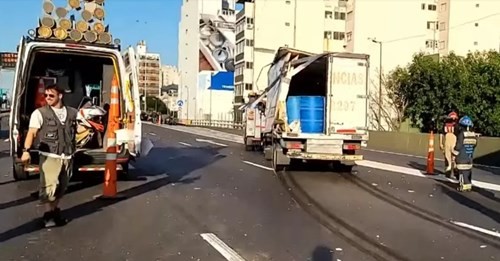 Chocaron dos camiones y un auto en la Autopista 25 de Mayo: demoras en la zona | Actualidad