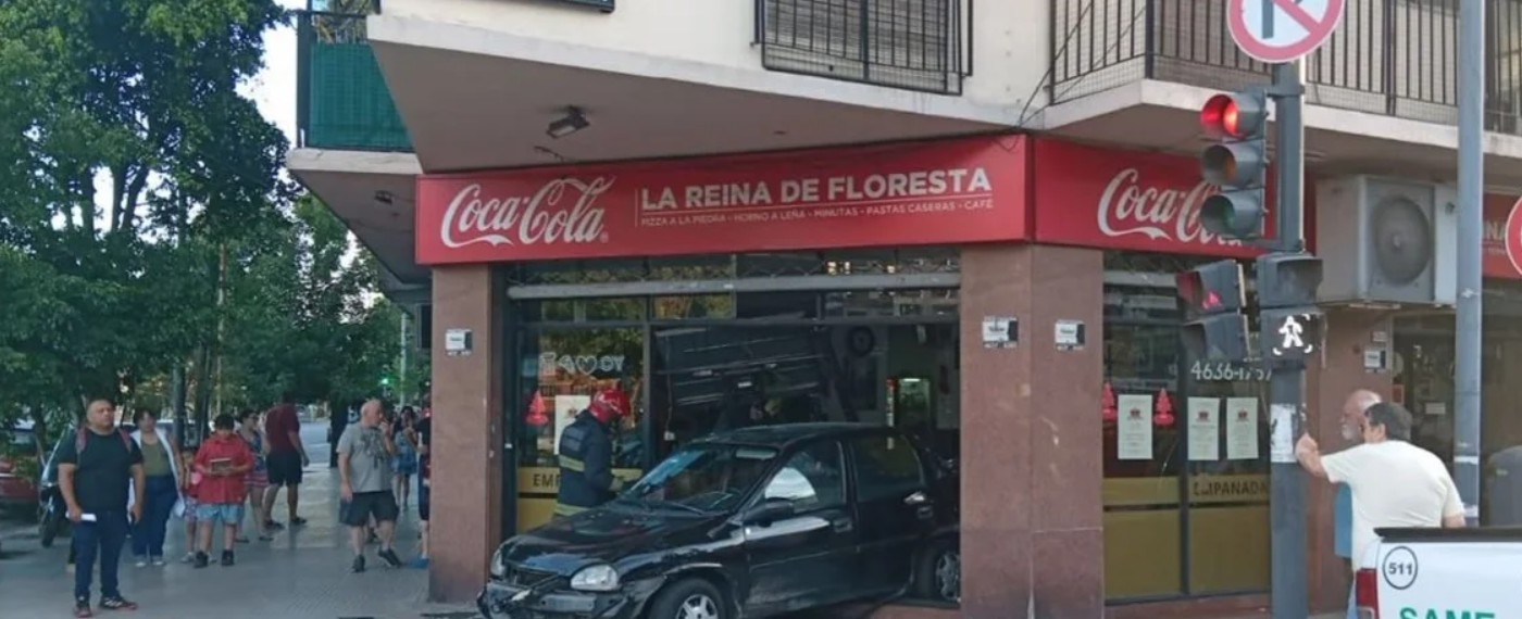 Choque entre un micro escolar y un auto: terminó incrustado en una pizzería | Actualidad