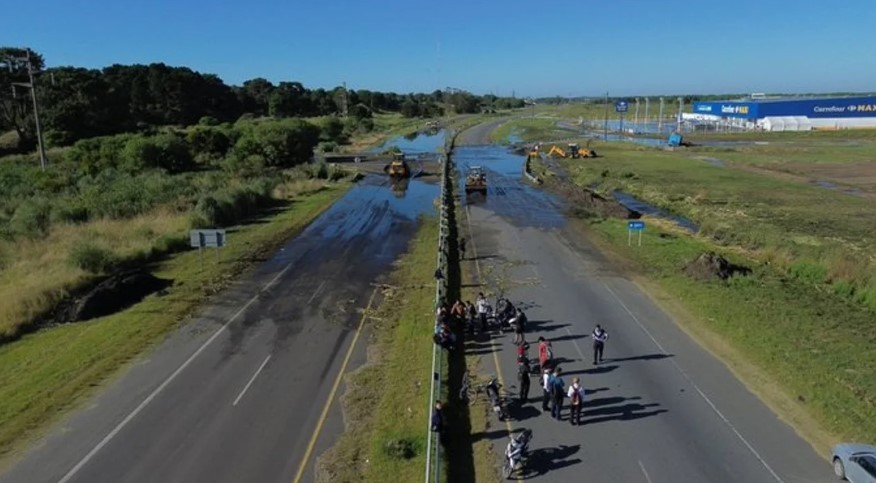 Hubo corte total en Ruta 11 por desborde cloacal | Actualidad