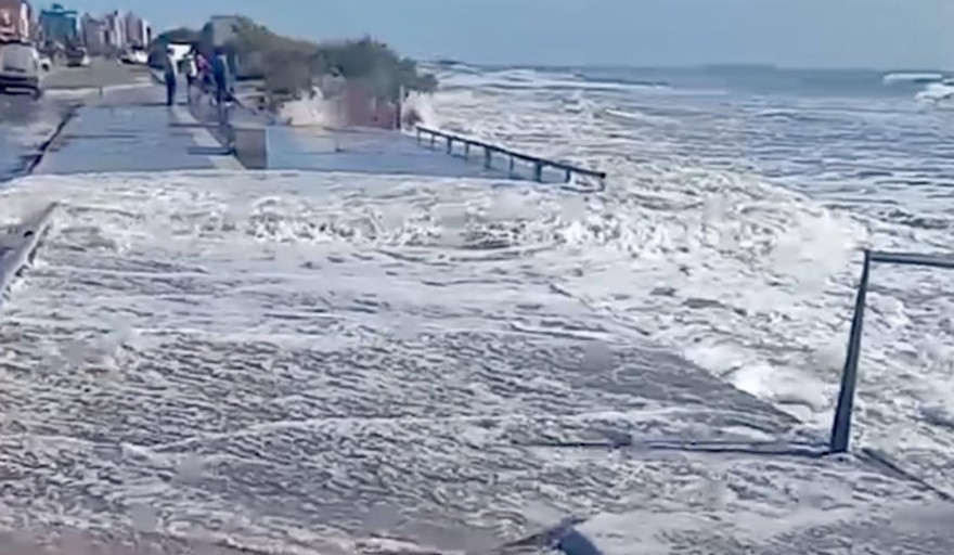 Costa sin playa: la crecida del mar cubrió la arena y llegó hasta las carpas | Clima, naturaleza y medio ambiente