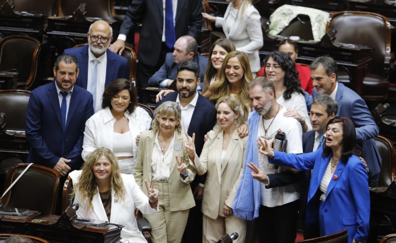 Diputados: cánticos e insultos entre libertarios y peronistas en la jura | Política