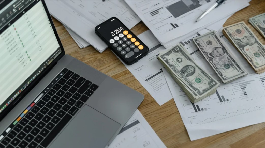 El 53% de la clase media tuvo que gastar ahorros o endeudarse para llegar a fin de mes | Economía