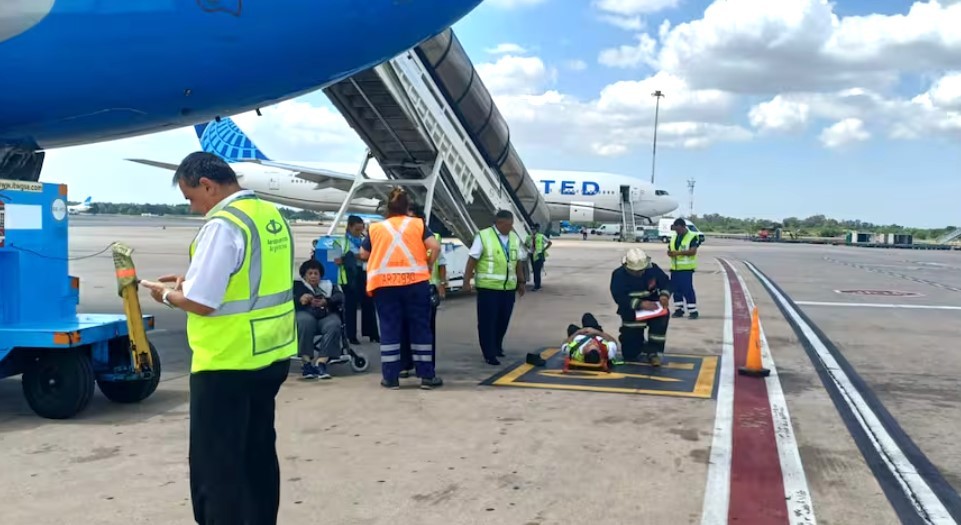 Seis heridos en el Aeropuerto de Ezeiza tras el desplome de un elevador para pasajeros con movilidad reducida | Actualidad