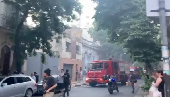 Incendio en un edificio de dos pisos: 70 evacuados y tres asistidos por el SAME | Actualidad