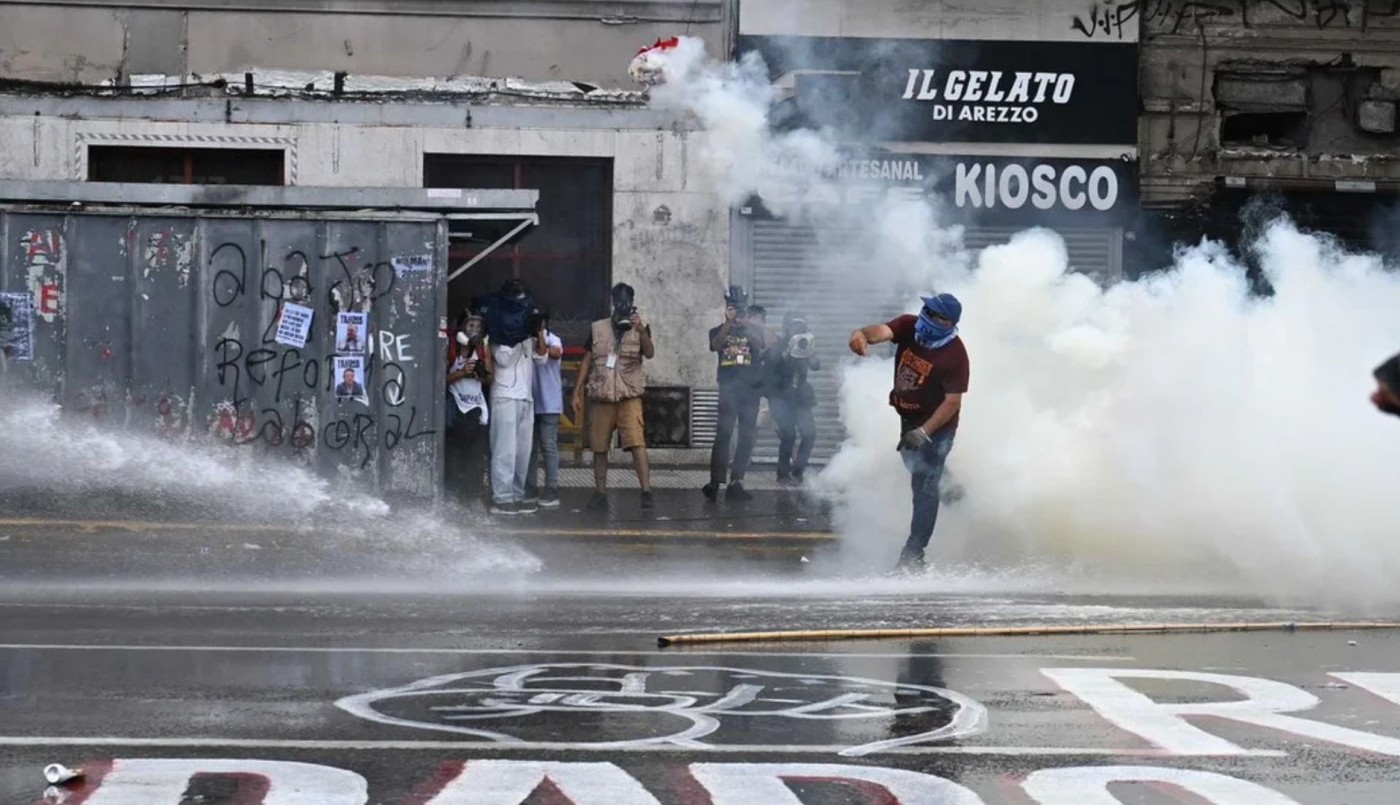 Incidentes en el Congreso por la reforma laboral: protocolo antipiquetes, camión hidrante y gases lacrimógenos | Actualidad