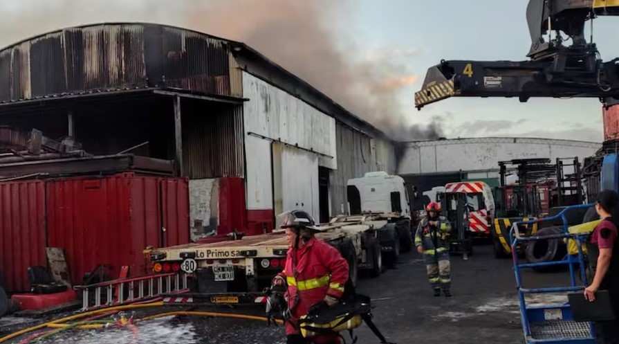 La Boca: Voraz incendio en depósito movilizó a cuatro dotaciones de bomberos | Actualidad