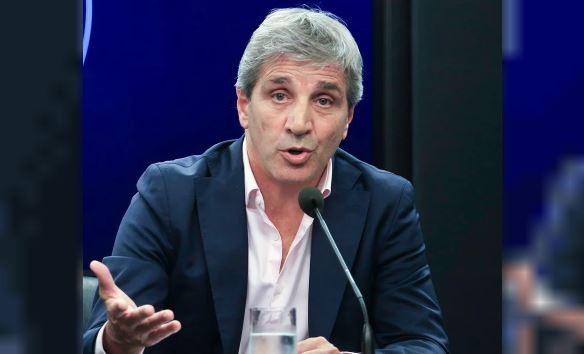 Caputo les pidió a los bancos privados que “no rompan las pelotas” y acepten los dólares aunque no estén declarados | Economía