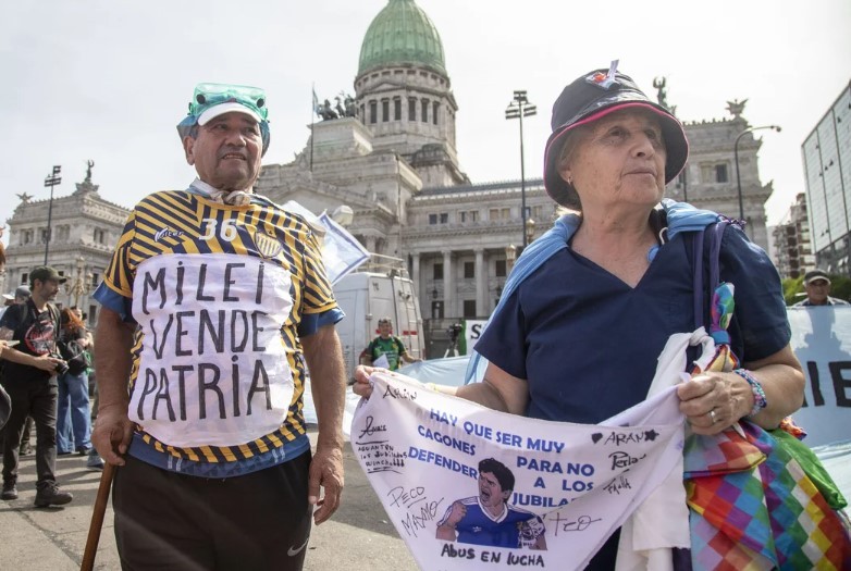 Marcha de los jubilados: cruce de la Policía con dos enmascarados | Política