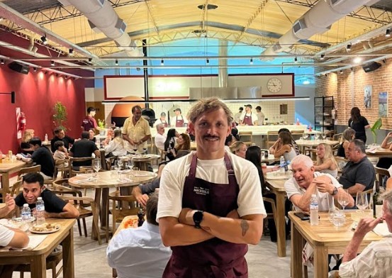 De profesor de gimnasia a convertir un estacionamiento en un restaurante pizzería | Actualidad