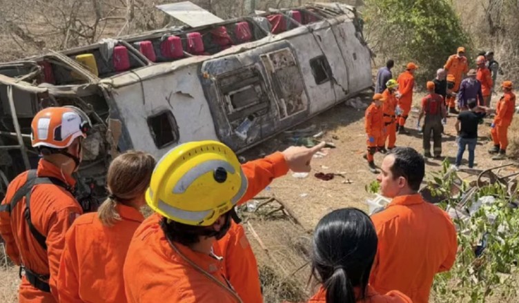Trágico accidente en Brasil: al menos 15 personas murieron al volcar un micro | Internacionales