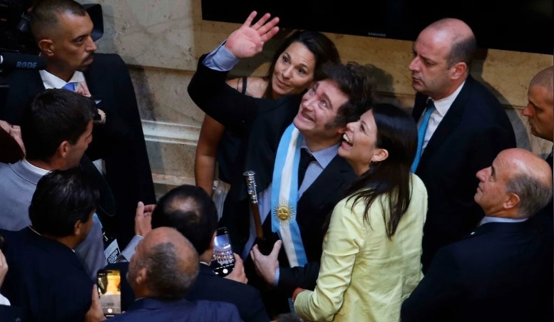 Encuesta: el 40% dice que no llega a fin de mes, pero Milei ganaría hoy un balotaje por amplio margen | Política