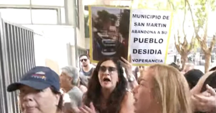 Incidentes en la puerta de la Municipalidad de San Martín por las inundaciones | Actualidad