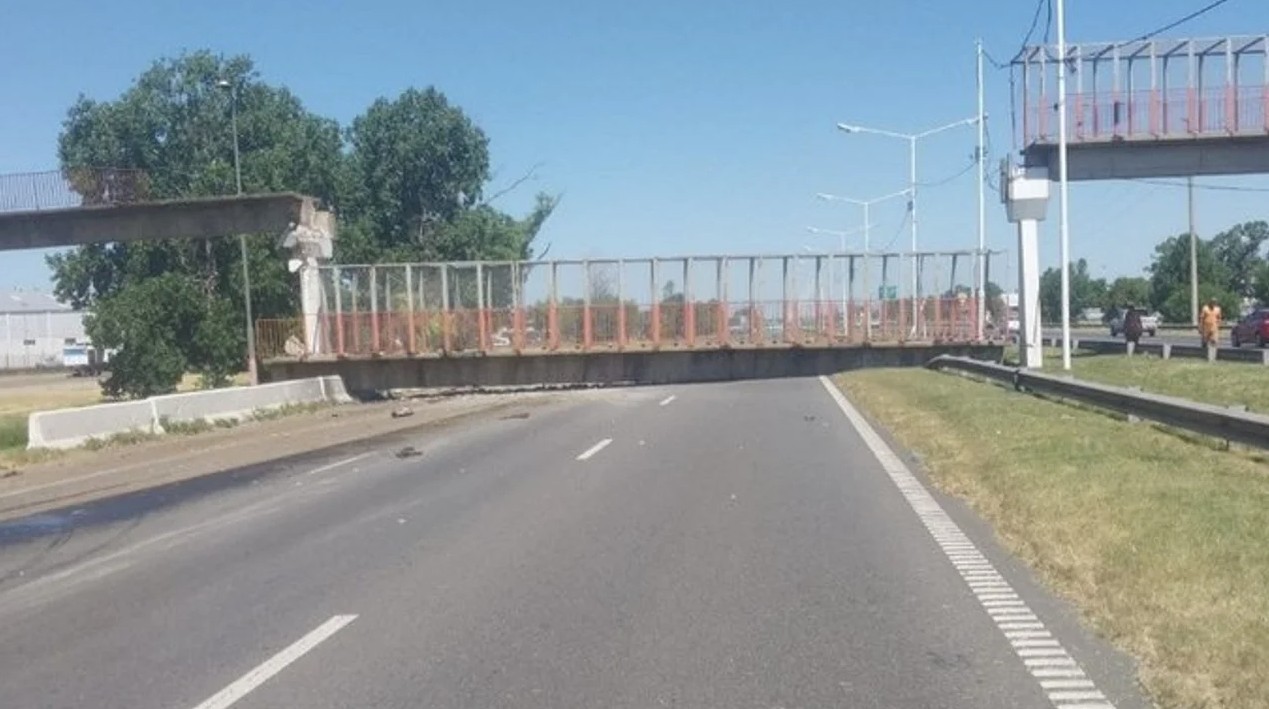 Un camión que transportaba una retroexcavadora chocó y derrumbó un puente peatonal en Rosario | Actualidad